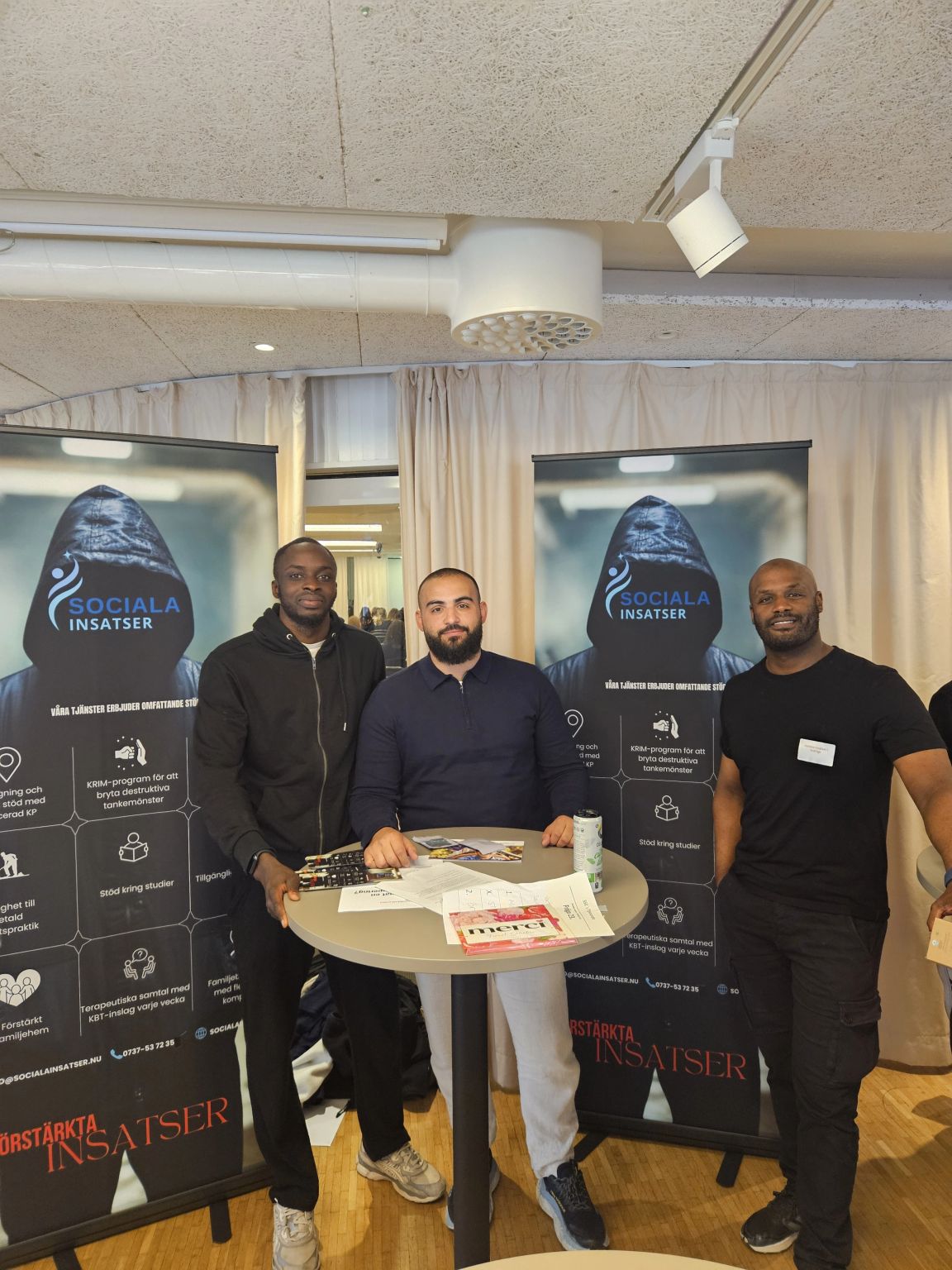 Tre medarbetare från Sociala insatser framför verksamhetens informationsmaterial